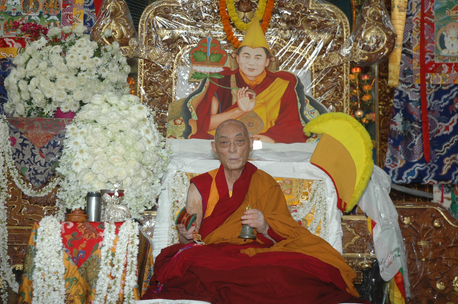 སེར་བྱེས་གྲྭ་ཚང་དུ་གསུང་ཆོས་གནང་།